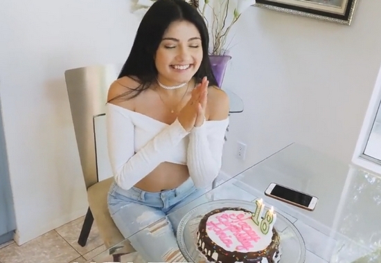 Едва совершеннолетняя милая девушка пришла на первый анал в 18 лет Едва совершеннолетняя милая девушка пришла на первый анал в 18 лет